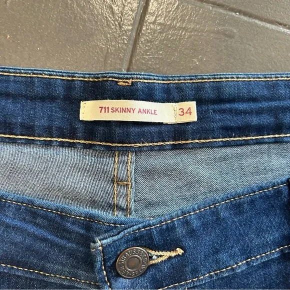 Levi Strauss Woman’s 711 Skinny Ankle Jeans - Picture 9 of 11
